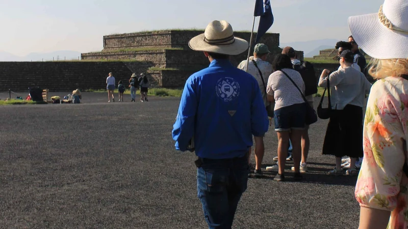 Guide meeting a visitor at Gate 1 for the cheapest guided Teotihuacan pyramids tour on the market